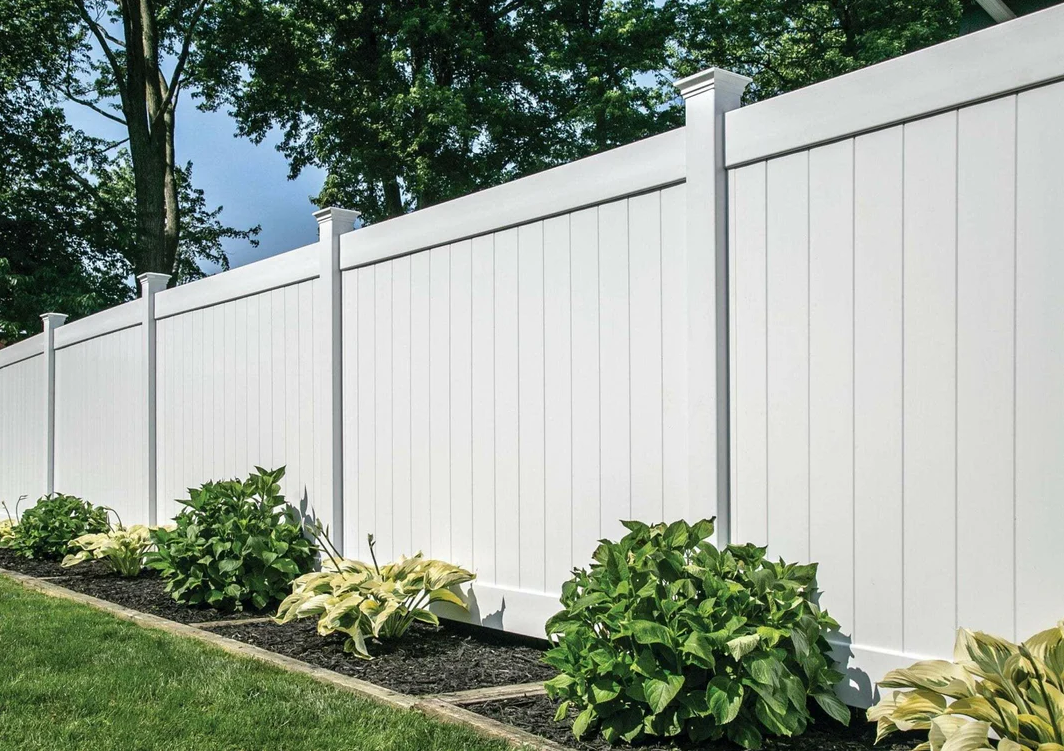 image showing white vinyl privacy fence built in Auburn, GA